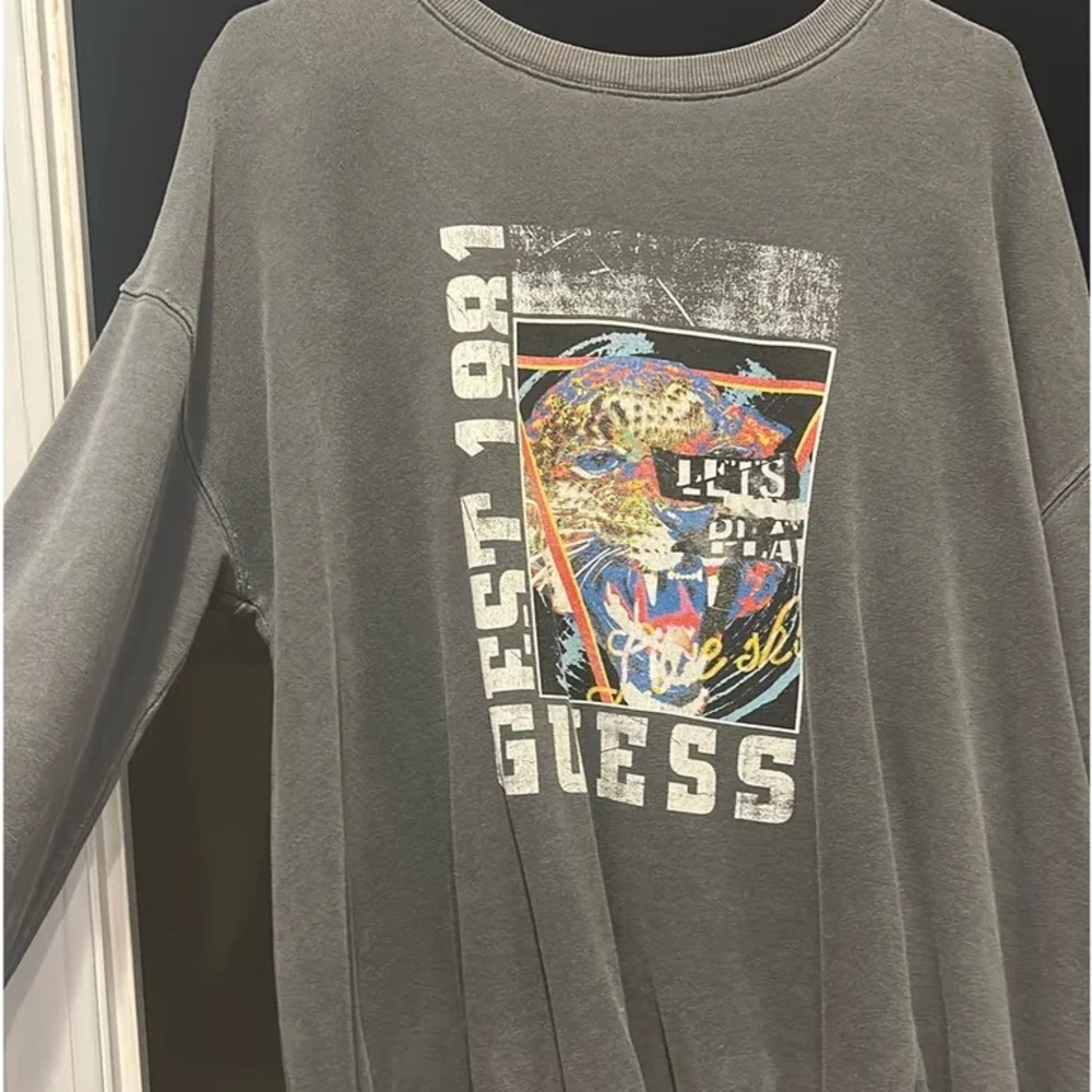GUESS Graphic Sweatshirt